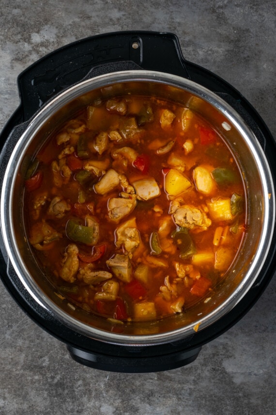 Instant Pot Hawaiian Chicken es una cena fácil de una olla cocinada con piña jugosa, pimientos y cebollas en una salsa dulce y picante. Pollo hawaiano dentro de Instant Pot.