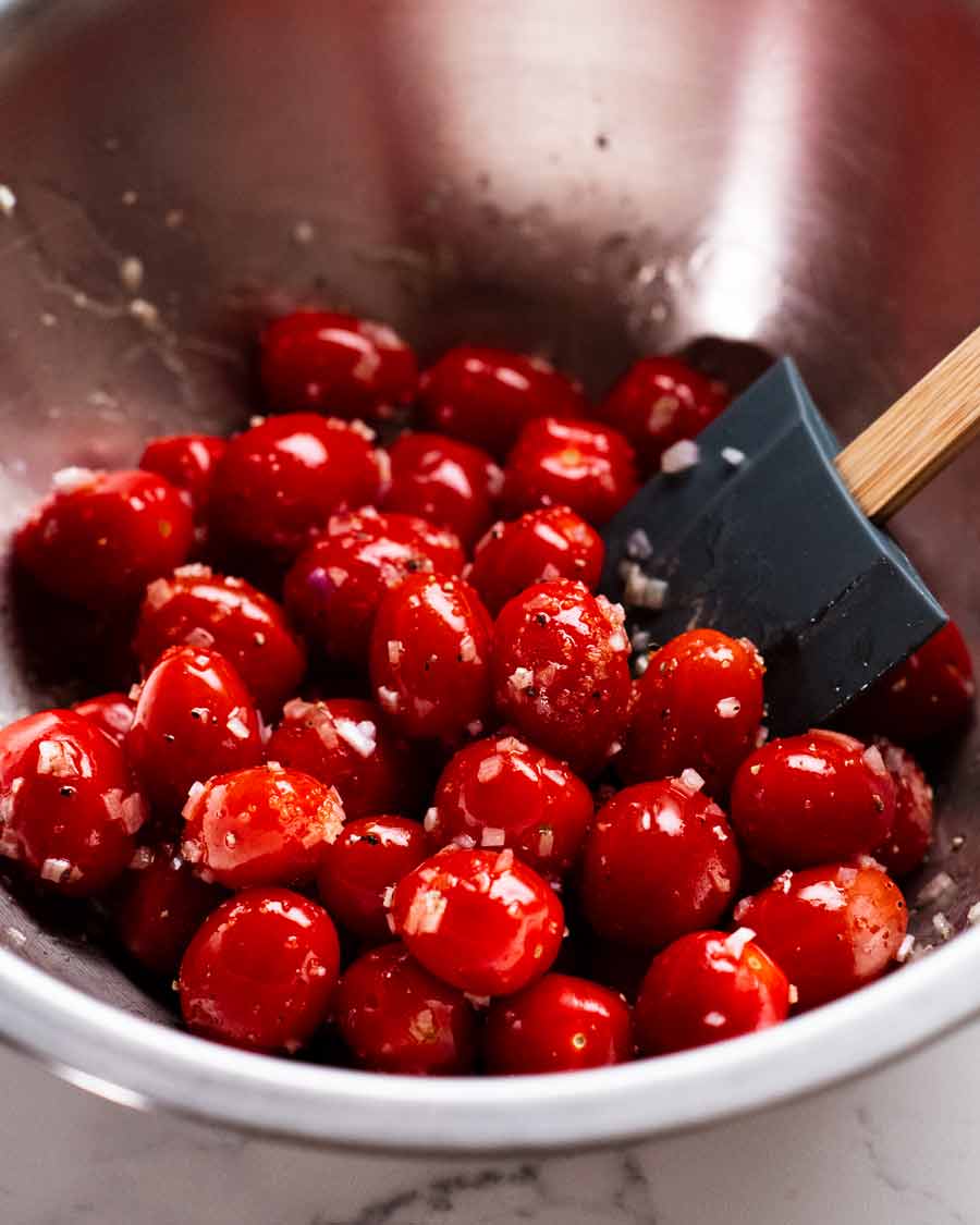 Lanzar tomates cherry para asar