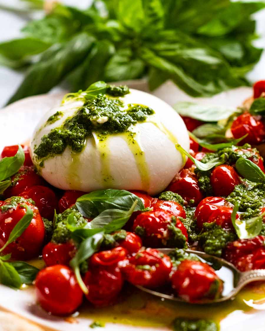 Ensalada de tomate burrata reventada lista para servir