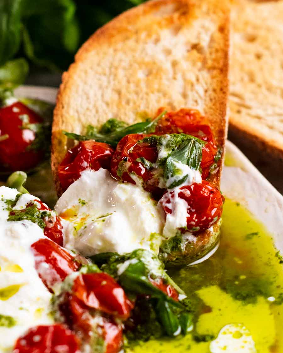 Primer plano de la ensalada burrata de tomate Burst