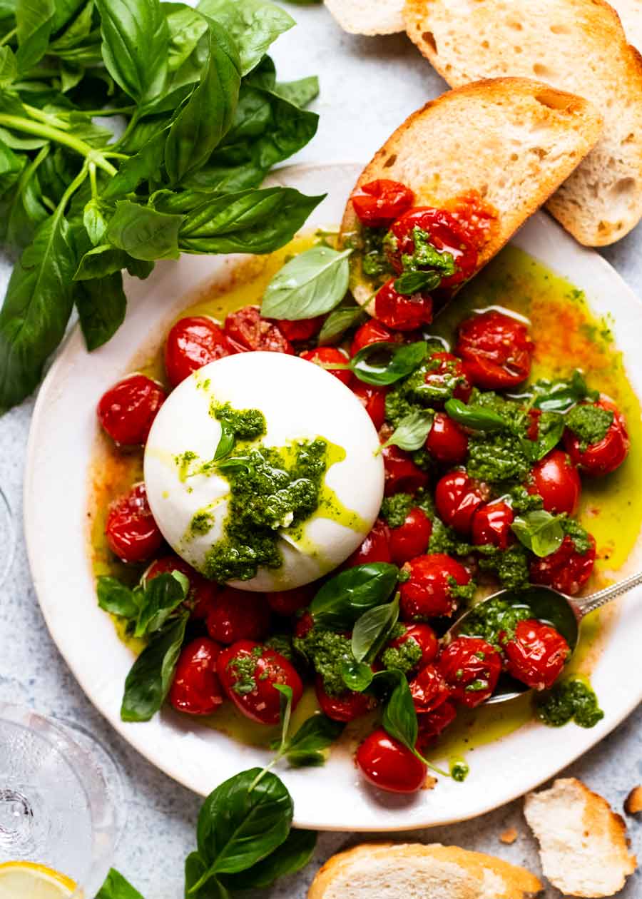 Ensalada de burrata de tomate reventado lista para comer