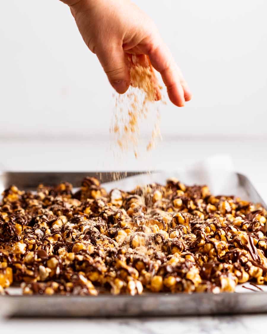 Espolvorear migas sobre las palomitas de maíz Golden Gaytime - receta de imitación