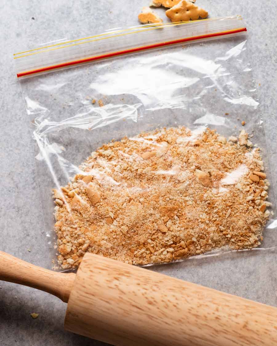 Hacer migas de galleta para palomitas de maíz Golden Gaytime - receta de imitación