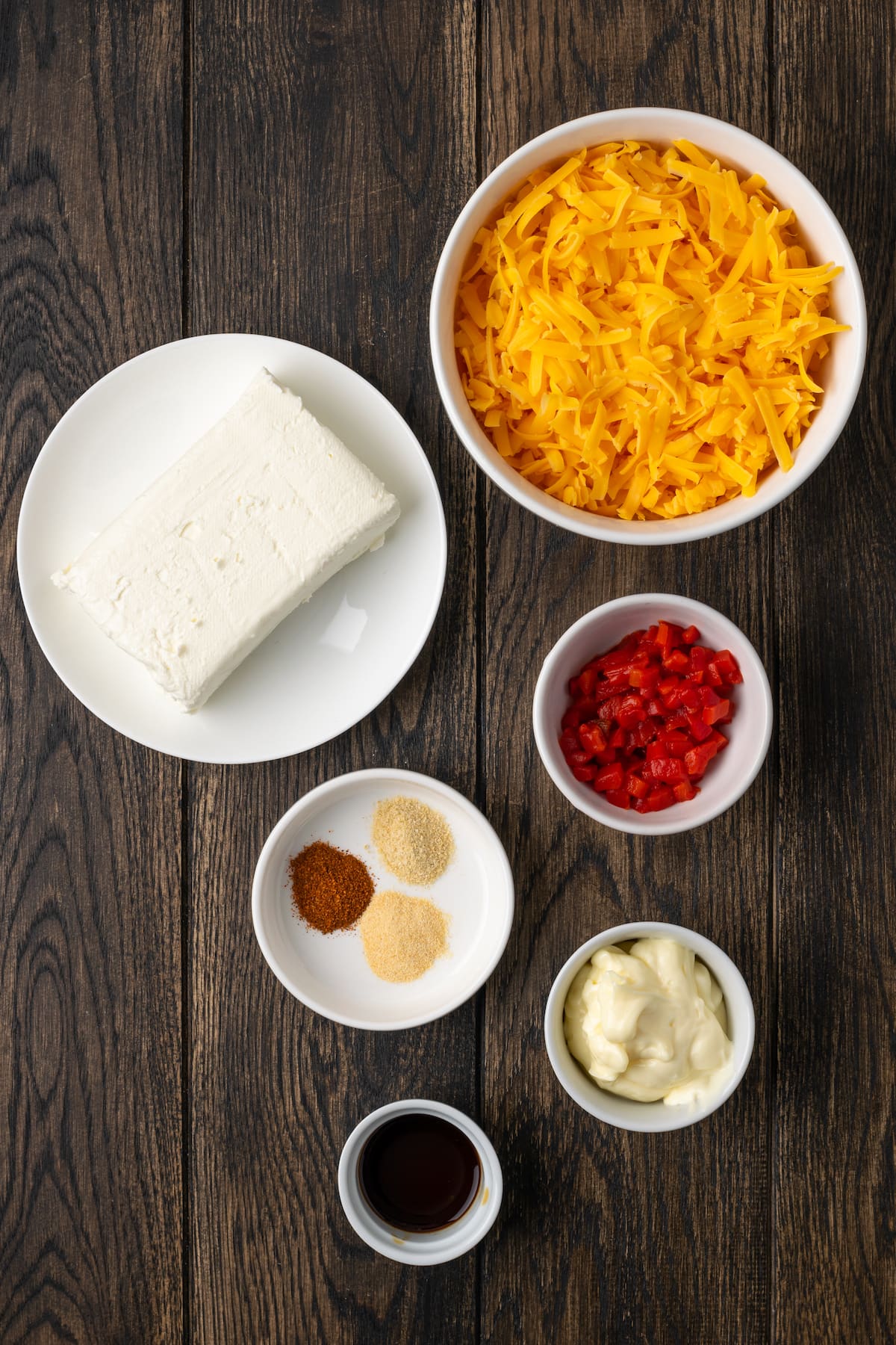 Esta receta cremosa de queso pimiento es un clásico aperitivo sureño para mojar y untar elaborado con queso cheddar y pimientos pimientos dulces. Los ingredientes para el queso pimiento.