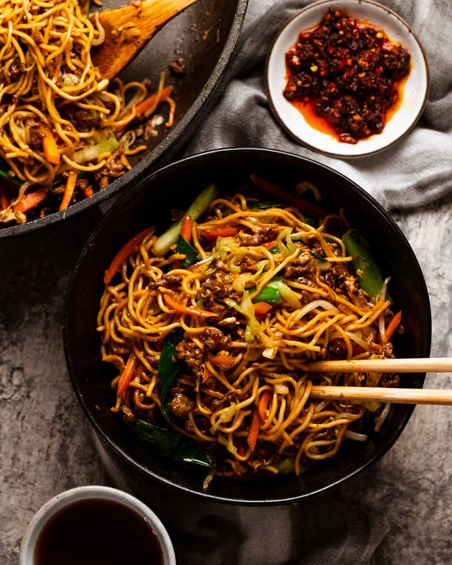 Tazón de chow mein de carne listo para ser comido