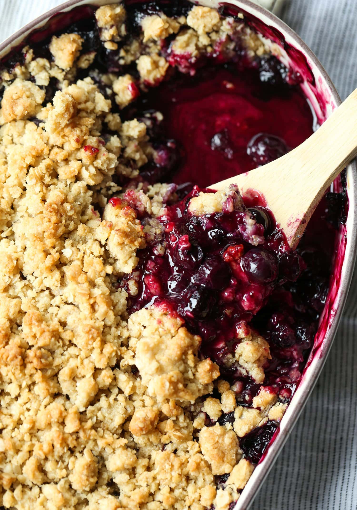 Crumble de arándanos casero servido en una fuente para hornear de 9x13