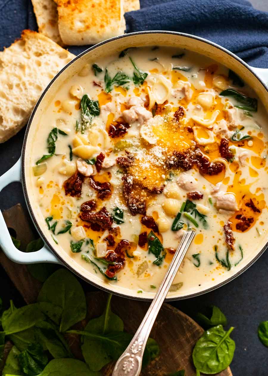 Olla de sopa cremosa de pollo toscano recién hecha
