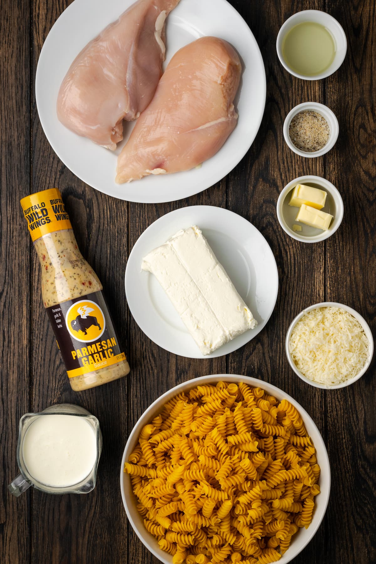 Creamy Buffalo Wild Wings Garlic Parmesan Chicken Pasta is a quick and easy dinner idea packed with bold flavor. Made with only 6 ingredients! Ingredients for Buffalo Wild Wings garlic parmesan chicken pasta.