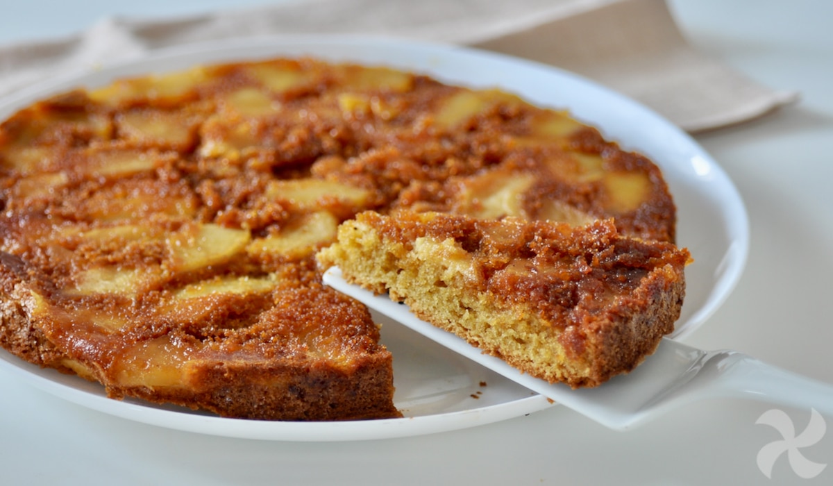 Bizcocho de manzana con caramelo