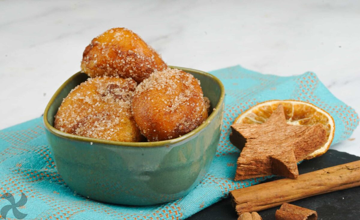 Buñuelos de limón con azúcar y canela