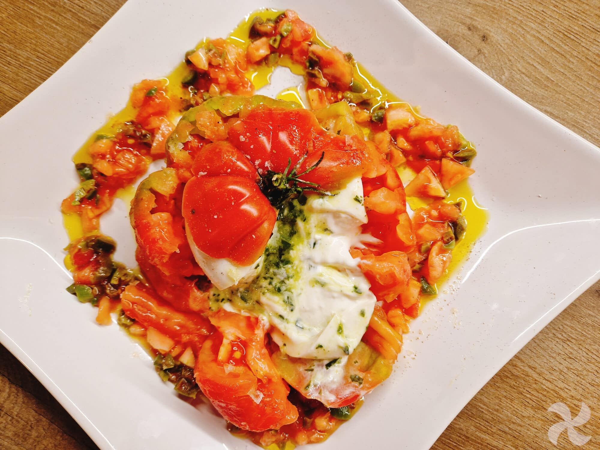 Tomate de burrata rellena con aceite de albahaca