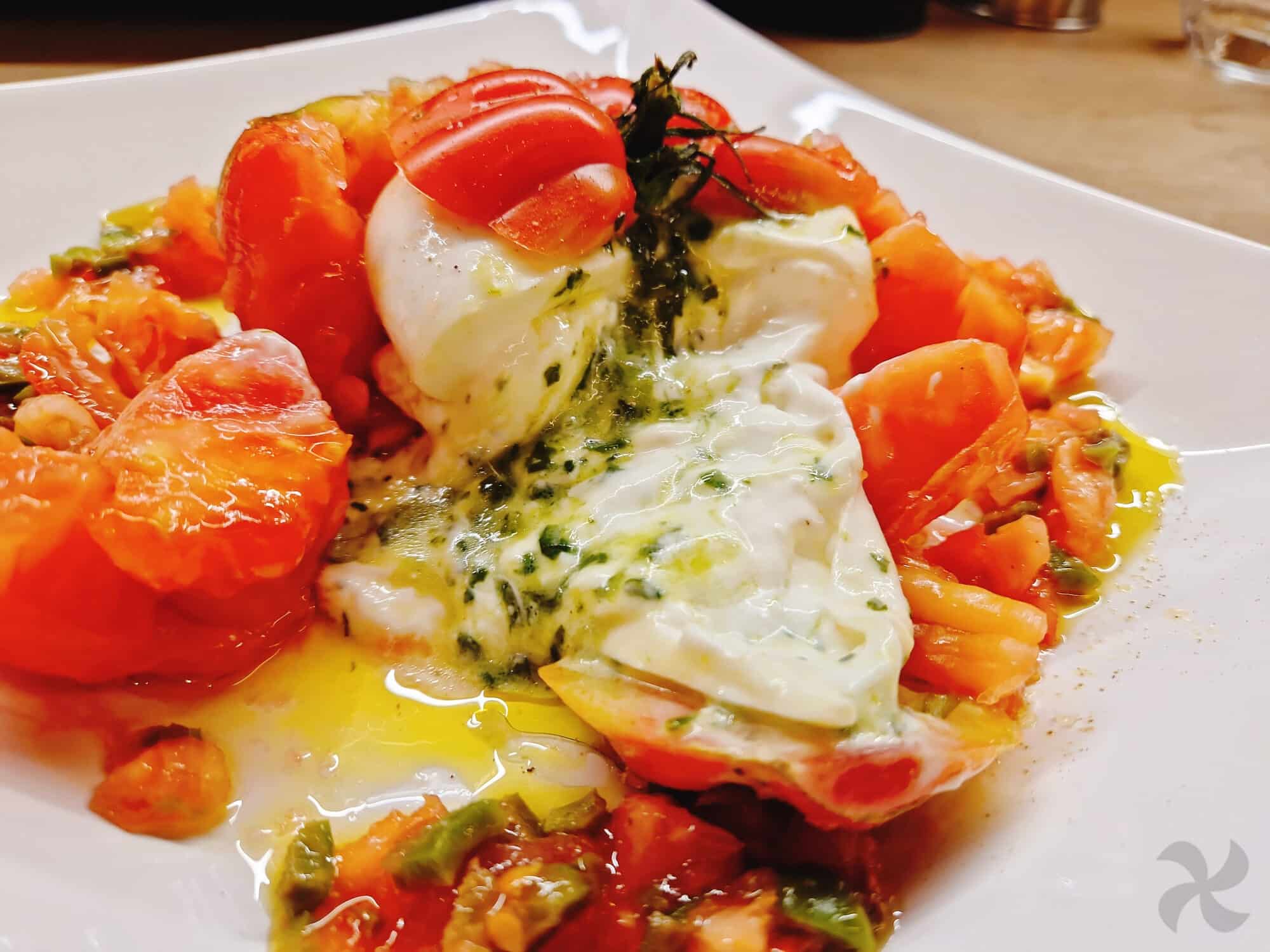 Tomate de burrata rellena con aceite de albahaca