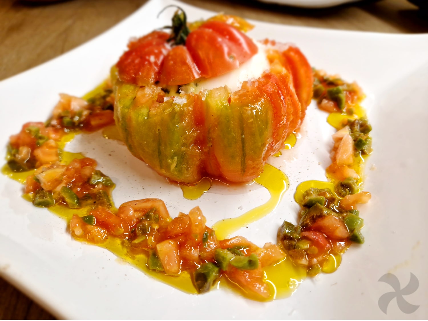 Tomate relleno de burrata y explosión de aceite de albahaca