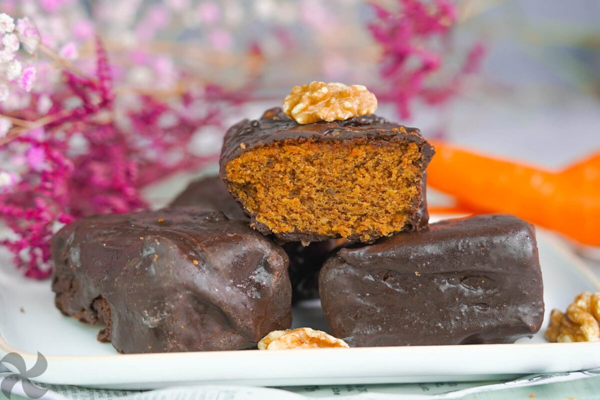 Bizcocho de zanahoria y nueces con cobertura de chocolate