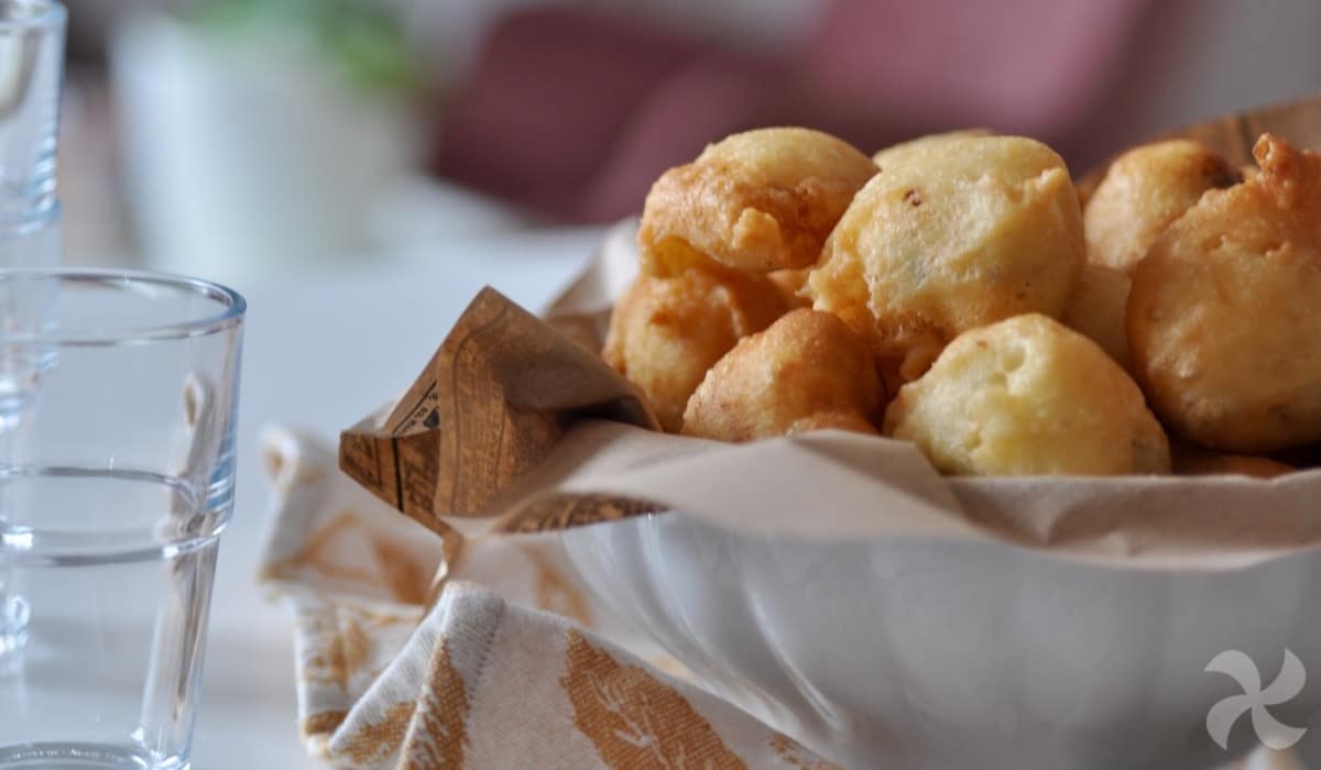 Buñuelos de aceitunas verdes y anchoas