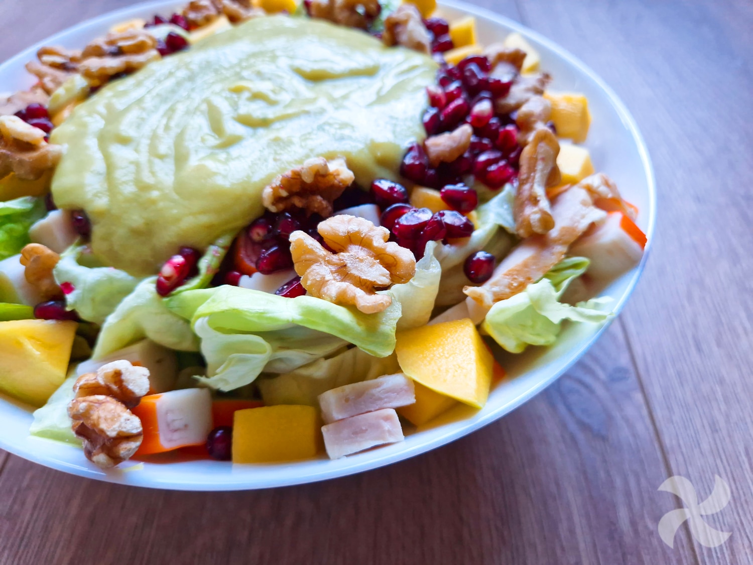 Ensalada de Navidad con mango, granada, nueces y salsa de aguacate