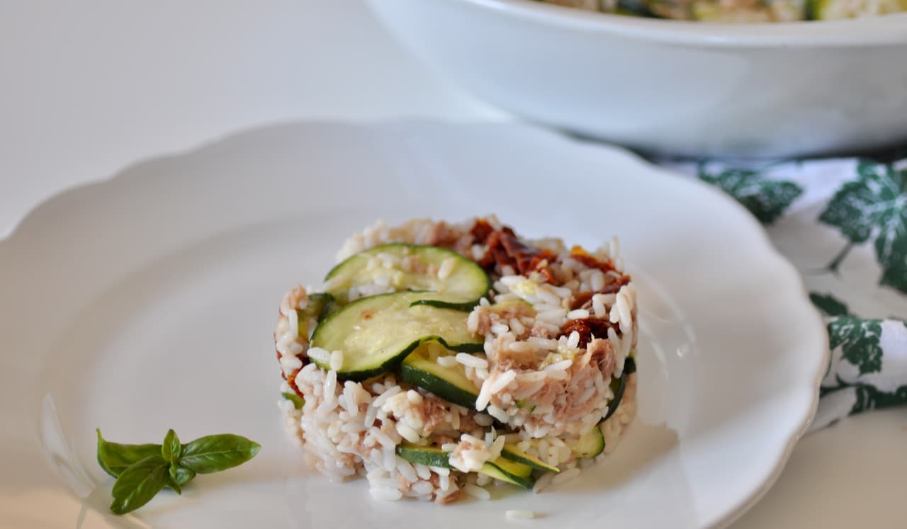 Ensalada templada de calabacín y atún