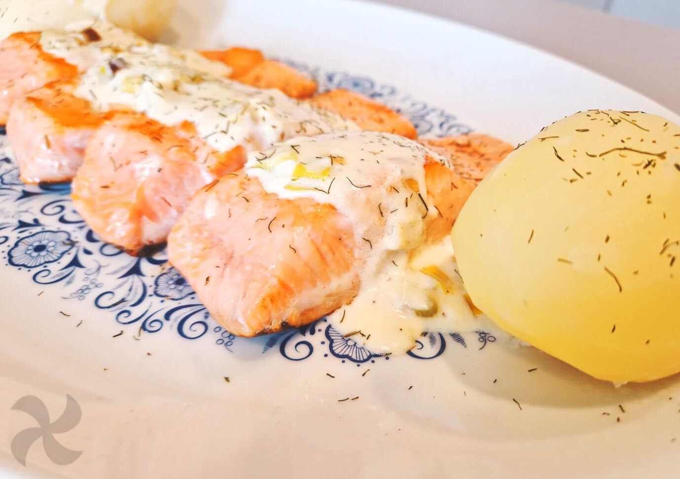 Lomos de salmón con salsa de queso a la asturiana