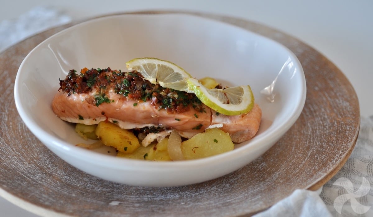 Salmón al horno con pesto de tomate