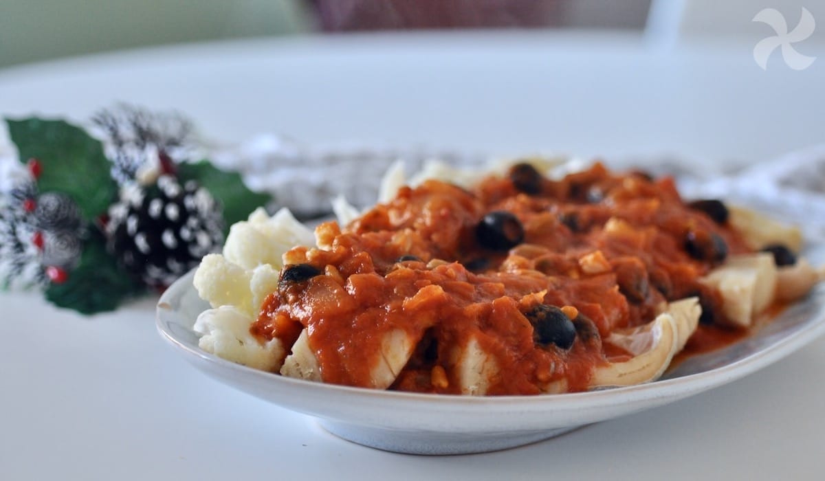 Bacalao con salsa de tomate y coliflor