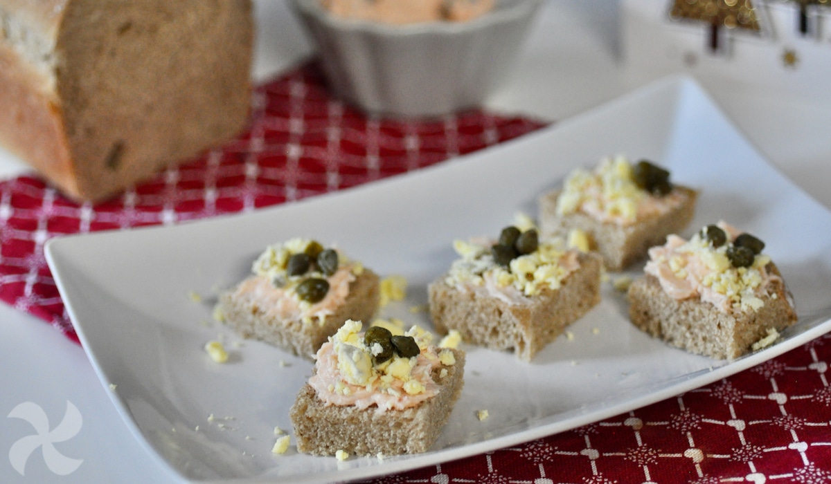 Canapés de salmón con pan integral casero