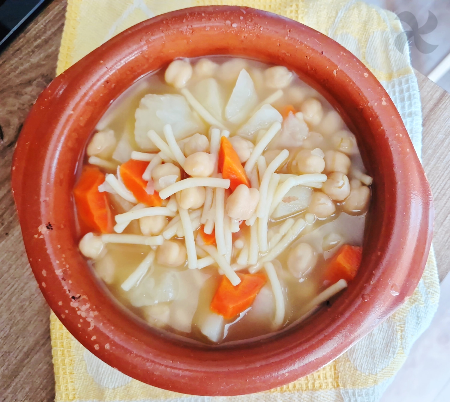 Cazuelita de fideos y garbanzos vegetal