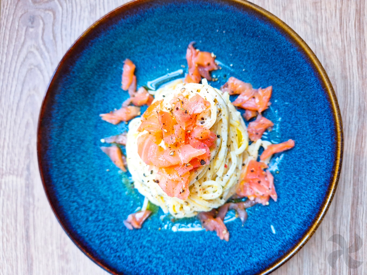 Espaguetis frescos con salsa de queso, trufa, lima y salmón ahumado