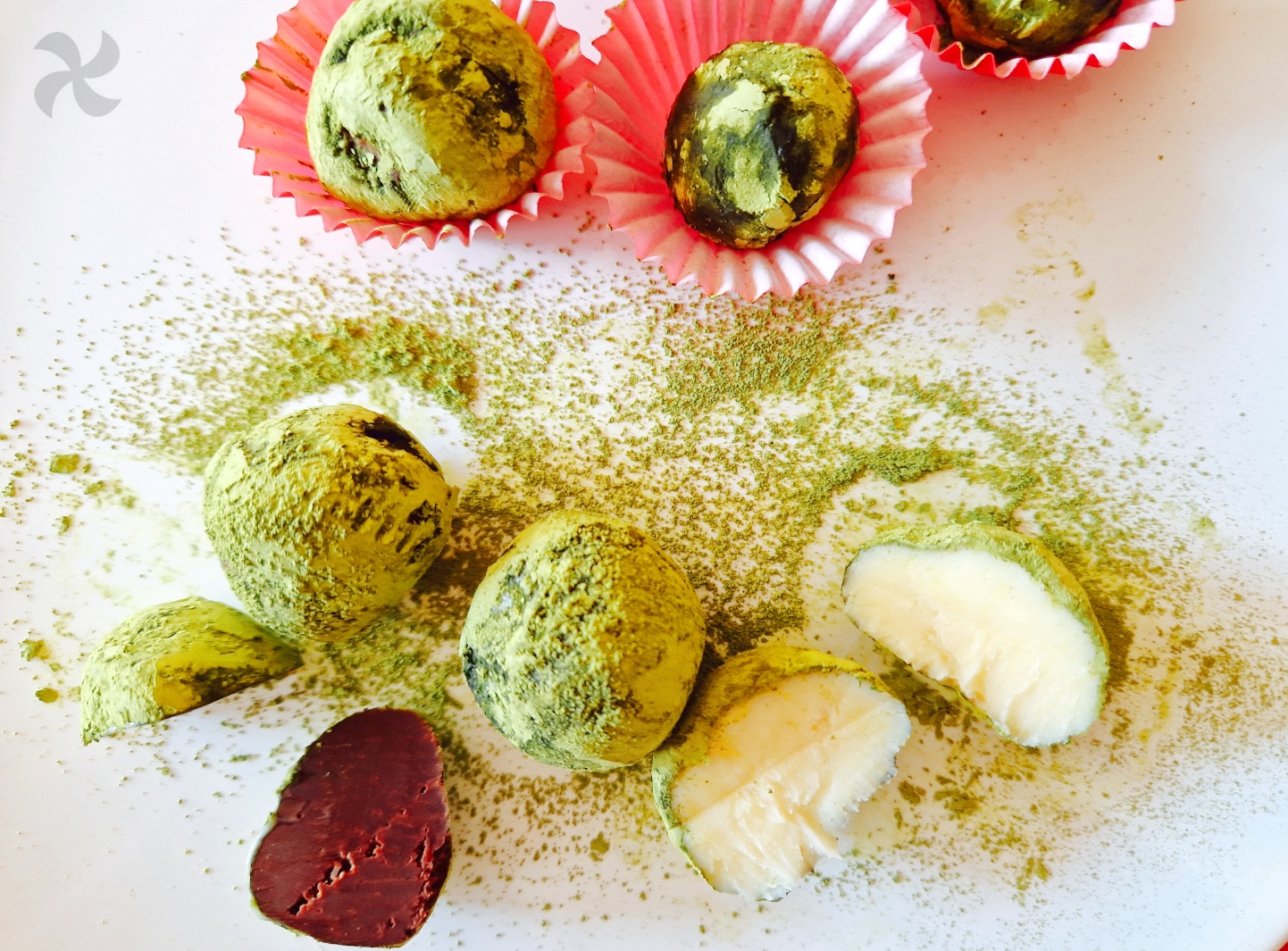 Trufas blancas y negras de té matcha