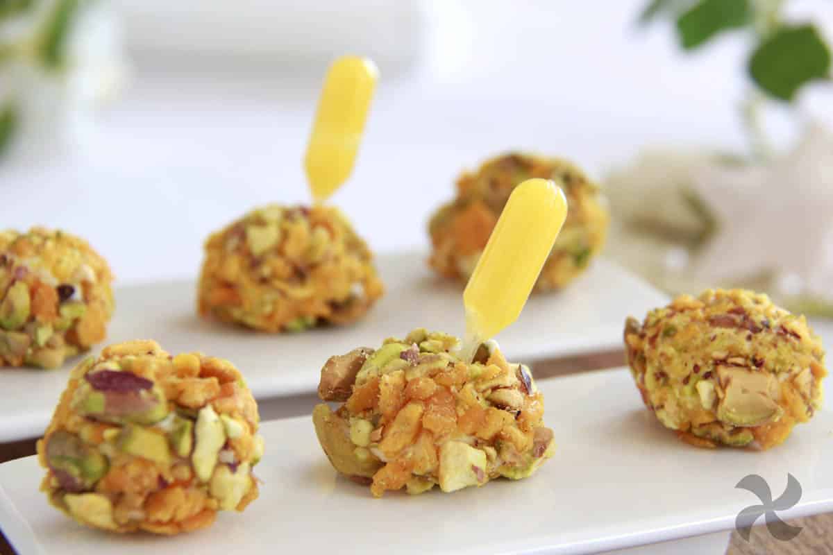 Bolitas de queso con pipeta de mango