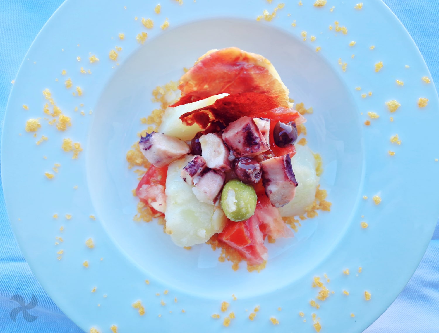 Ensalada templada de patatas, pulpo y crujiente de jamón