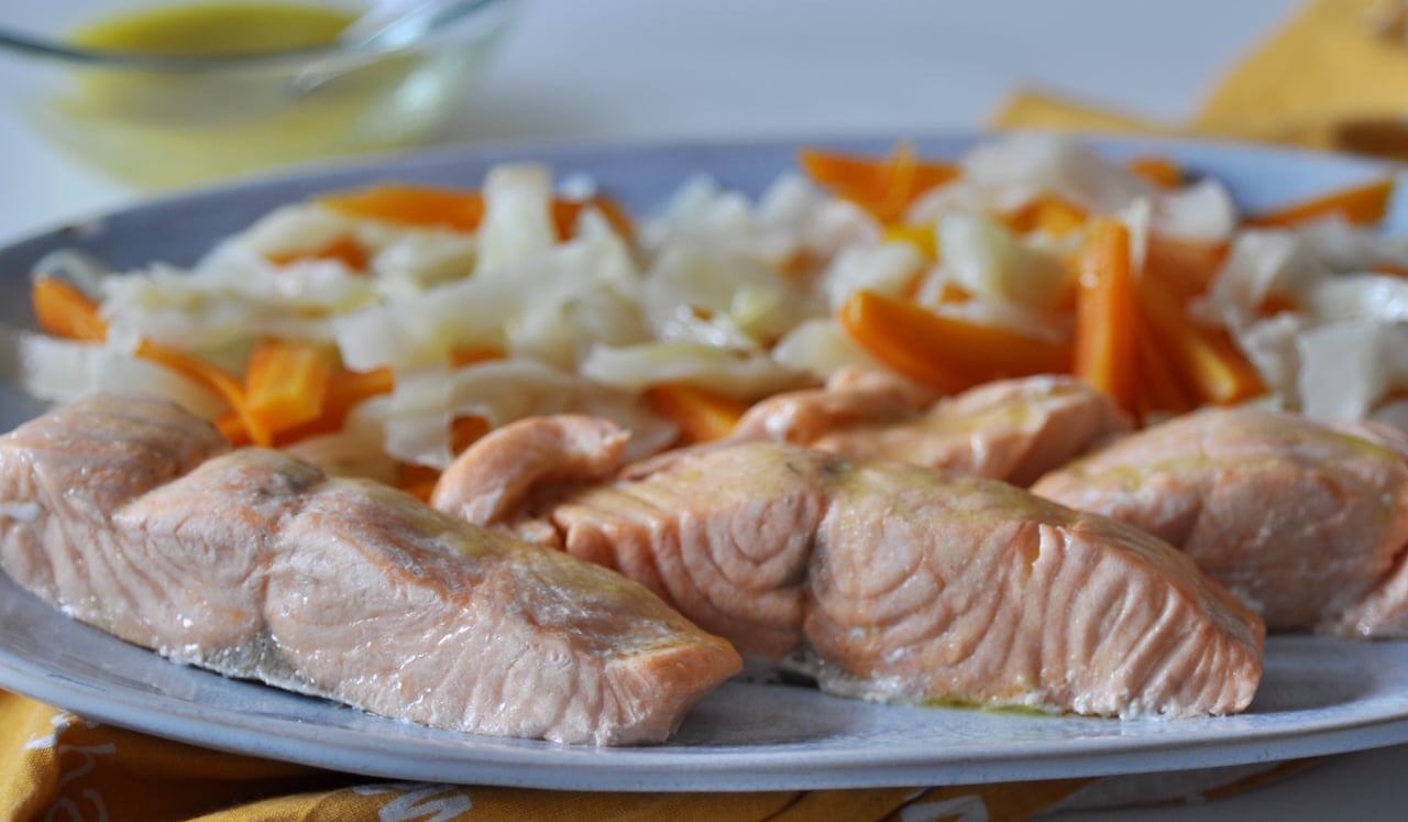 Salmón con zanahoria, repollo y aceite de mostaza