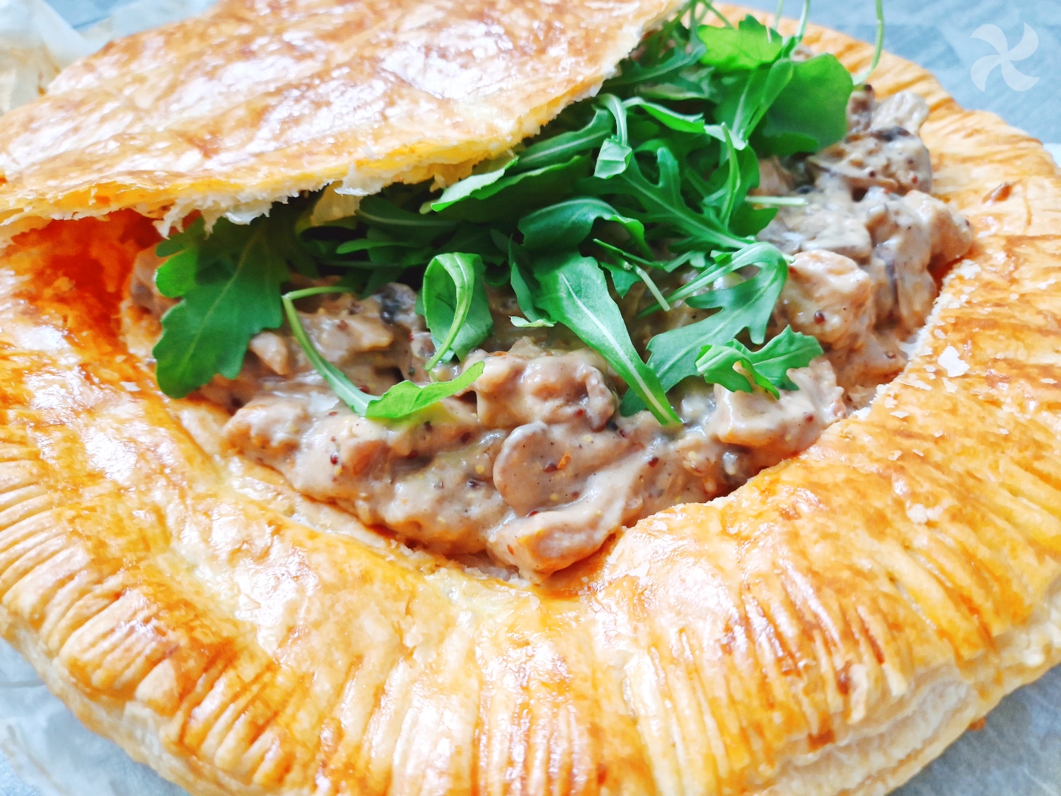 Tarta salada de hojaldre rellena de pollo y portobello