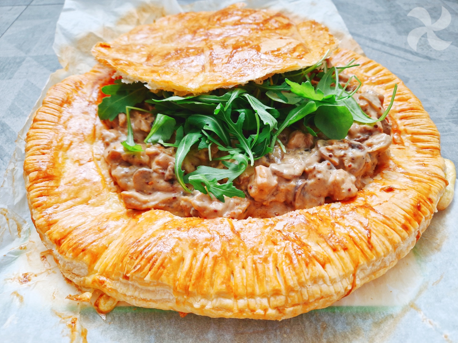 Tarta salada de hojaldre rellena de pollo, portobello y rúcula