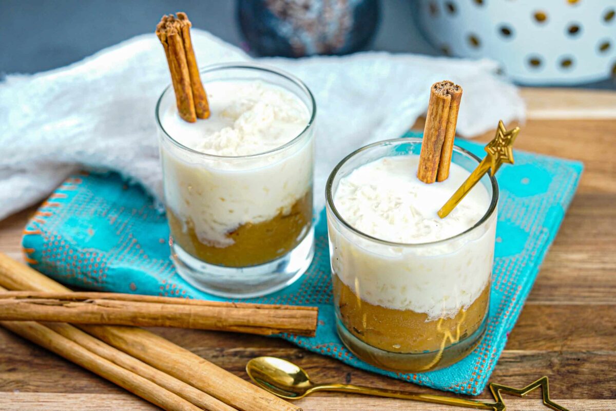 Arroz con leche con compota de manzana con canela