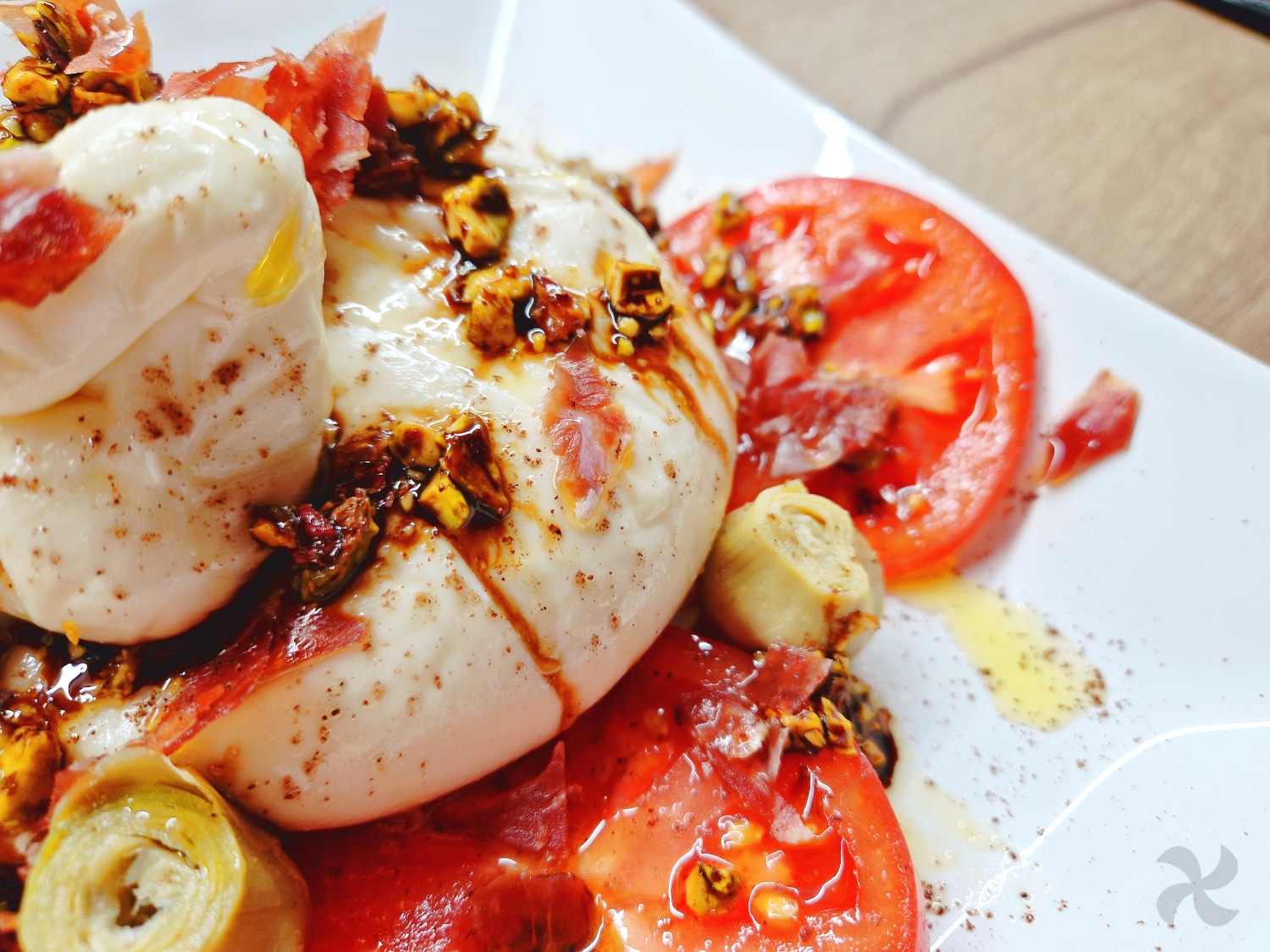 Burrata con jamón ibérico y aliño de pistachos