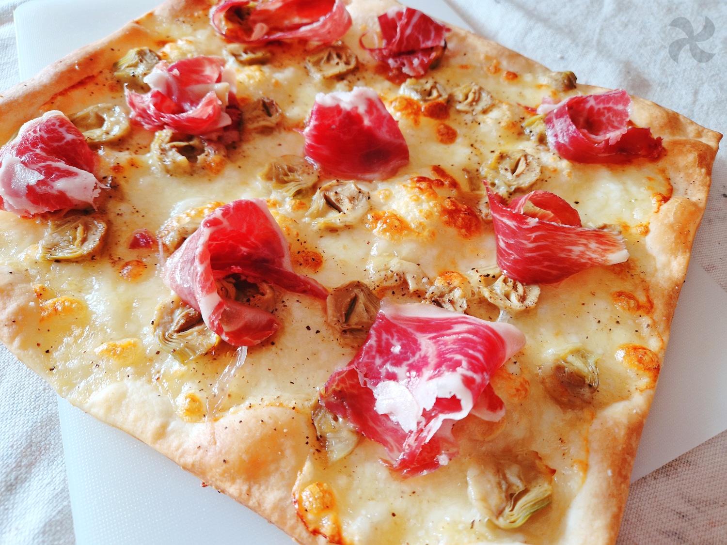 Coca de alcachofas, mozzarella y jamón ibérico