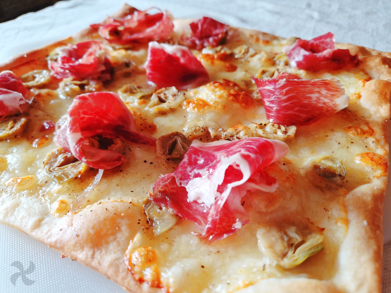 Coca de alcachofas, mozzarella y jamón ibérico