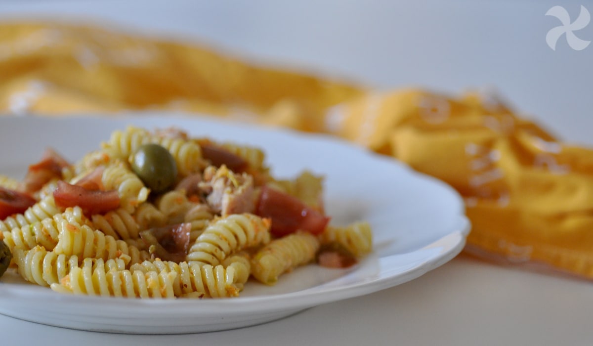 Ensalada de pasta con zanahoria y atún