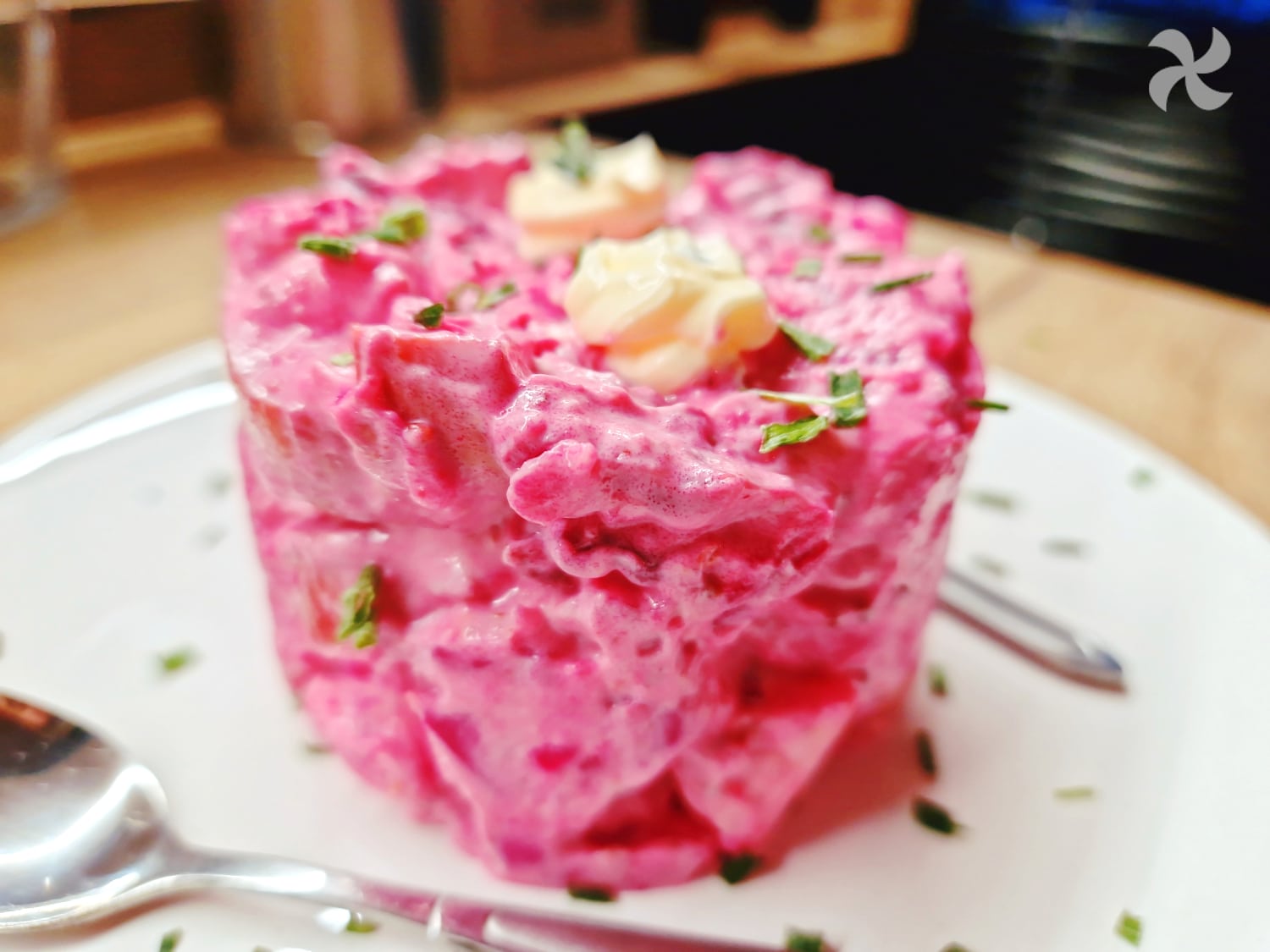 Ensalada rosa de patatas, salchichas y remolacha