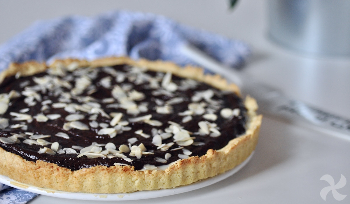 Pastel de chocolate y frutos secos, con leche condensada