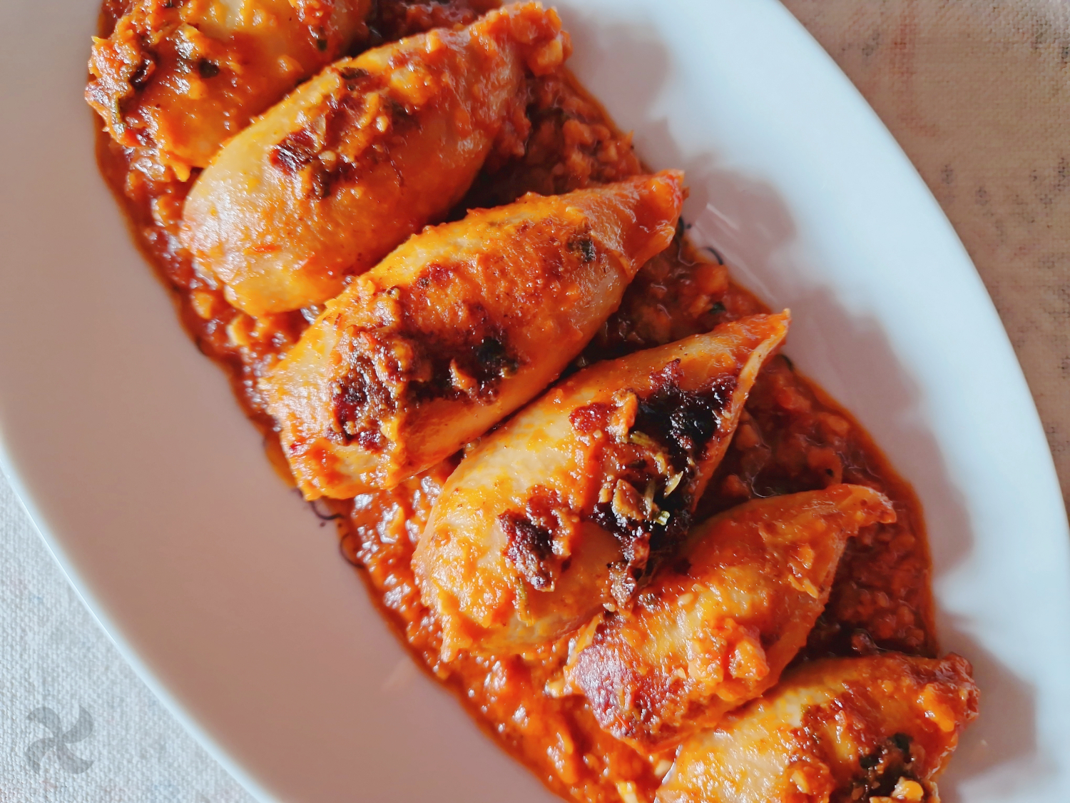 Calamarcitos rellenos de langostinos con salsa de almendras
