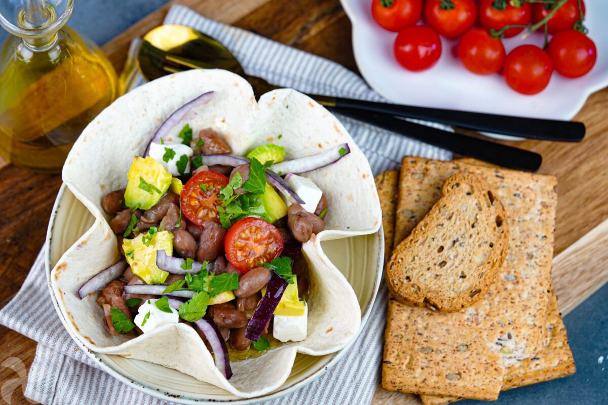 Cesta con ensalada de judías pinta