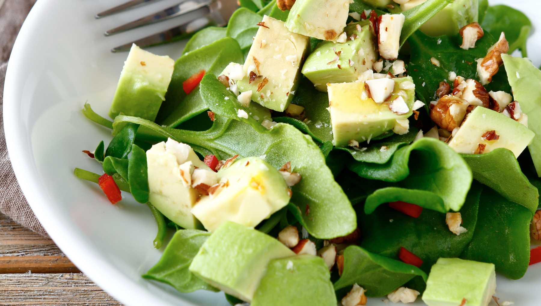 Ensalada de tofu marinado con espinacas y frutos secos una opción