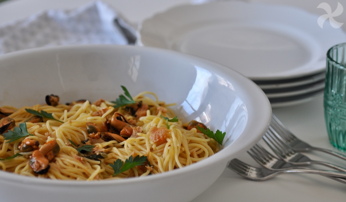 Espaguetis con atún y mejillones en conserva