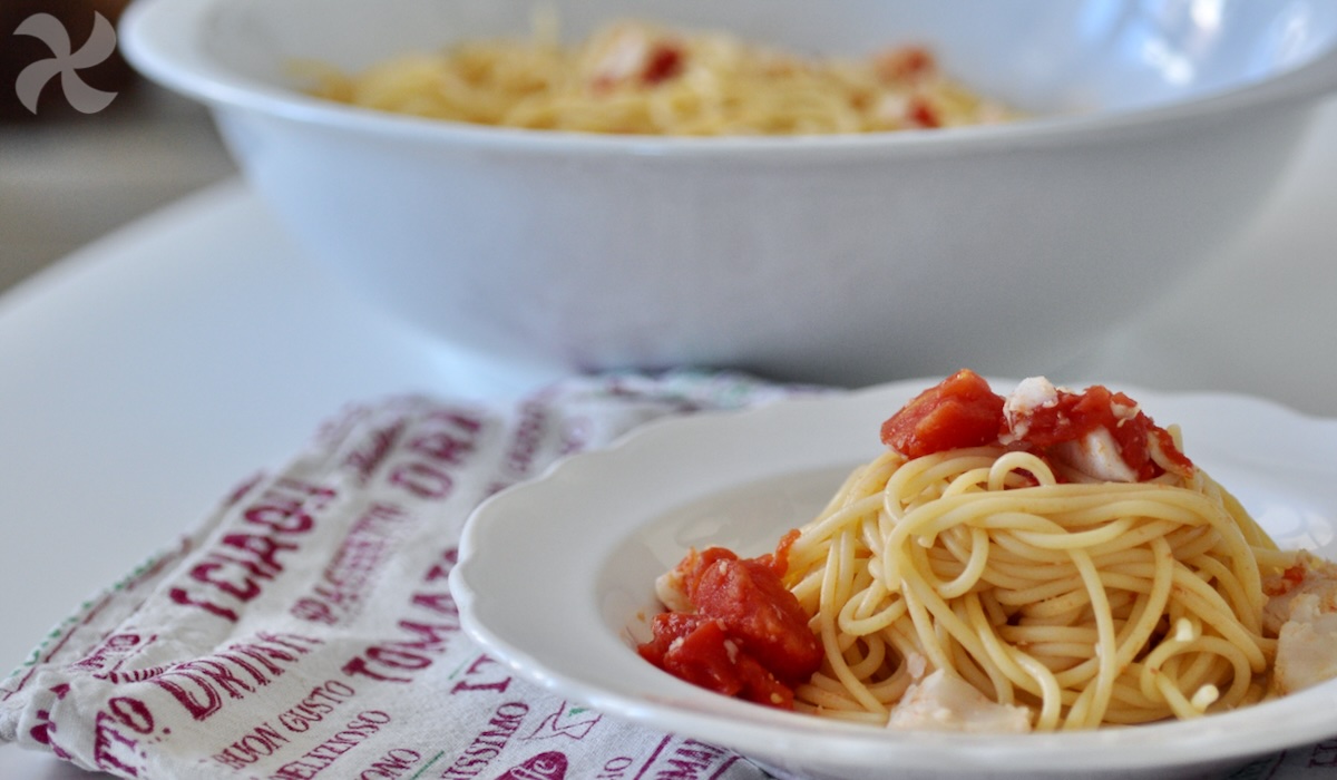 Espaguetis con merluza y tomate pelado en conserva