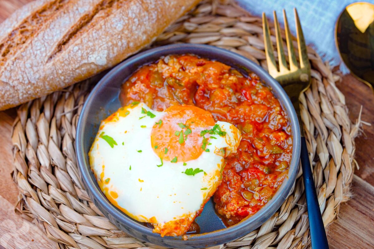 Fritada de pisto con tomate, huevos y queso al horno