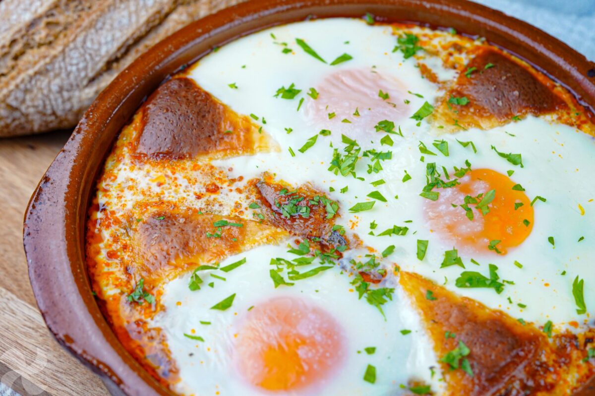 Fritada de pisto con tomate, huevos y queso al horno