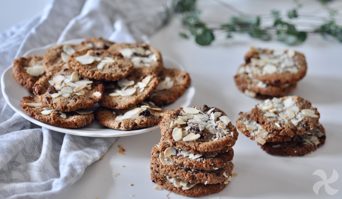 Galletas de coco, chocolate y almendras