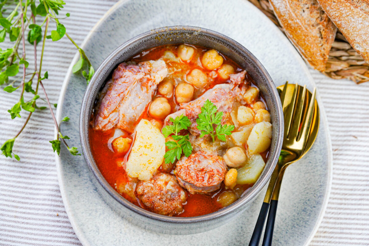 Garbanzos guisados con costilla adobada y chorizo