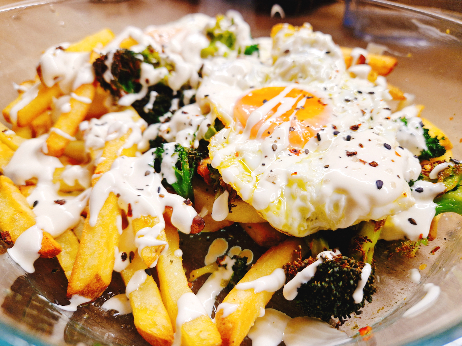 Huevos rotos con brocoli en airfryer y alioli de yogur griego